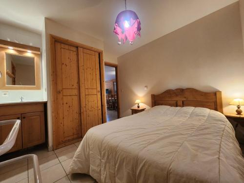 une chambre avec un grand lit et une salle de bain dans l'établissement Appartement Vaste 3 Pièces + Cabine, Proche Remontées Mécaniques, Lac et Piscine - Résidence le Pas au Loup - FR-1-629-4, à Samoëns
