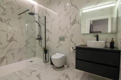 a bathroom with a toilet and a sink and a shower at Luxe Appartement in Valencia - Dichtbij strand in Valencia