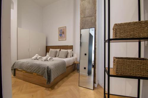 a bedroom with a large bed and a mirror at Luxe Appartement in Valencia - Dichtbij strand in Valencia
