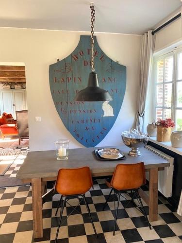 une salle à manger avec une table et deux chaises dans l'établissement Ecrainville, charming house near Etretat, à Écrainville
