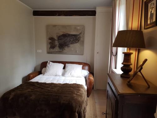 une chambre avec un lit, une lampe et une fenêtre dans l'établissement Ecrainville, charming house near Etretat, à Écrainville