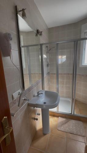 a bathroom with a sink and a shower at Apartamento confortable en Mazagón in Mazagón