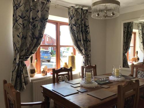 Posezení v ubytování Stunning Fir Trees Corner 3 bedroom detached Executive house with free drive way parking for 2 vehicles 1 mile from M5 dogs welcome