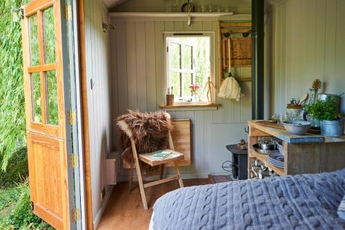 Χώρος καθιστικού στο Brush Shepherd's Hut