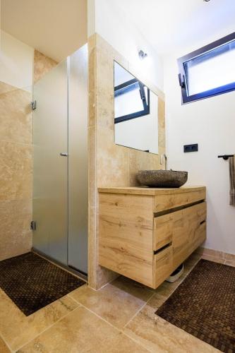 une salle de bain avec un lavabo et un miroir dans l'établissement Le Petit Mas, à Vence