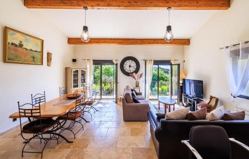 una sala de estar con un sofá y una mesa en Le Petit Mas, en Vence