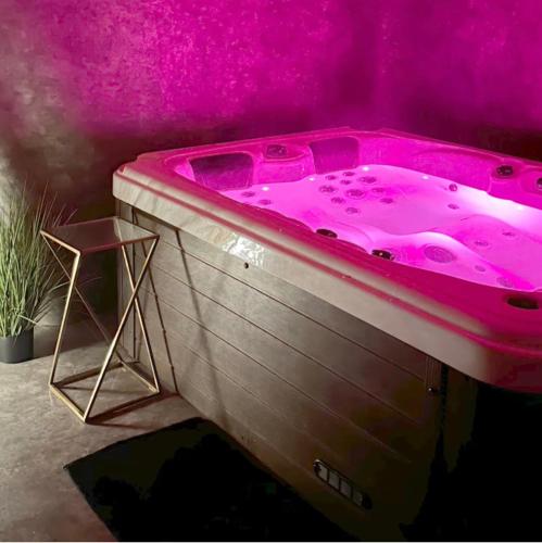- un bain rose chaud dans une chambre violette dans l'établissement Kimy Villa Lunoterie Futuroscope Piscine et Spa, à Oyré