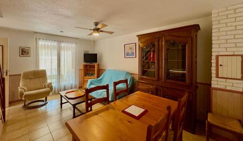 un salon avec une table et une salle à manger dans l'établissement Maison mitoyenne résidence Piscine proche plage 5PB157, au Barcarès