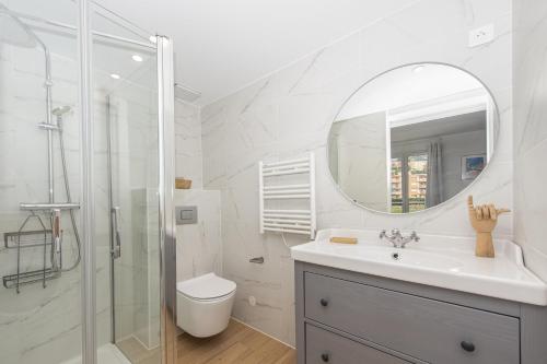 une salle de bain avec un lavabo, une douche et un miroir dans l'établissement Jardin du cap, à Roquebrune-Cap-Martin