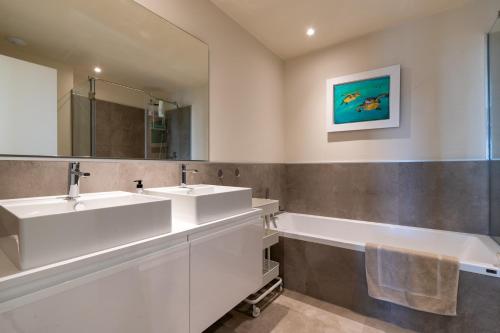 Et badeværelse på Playa Marina CS263 - La Cala Luxury Apartment