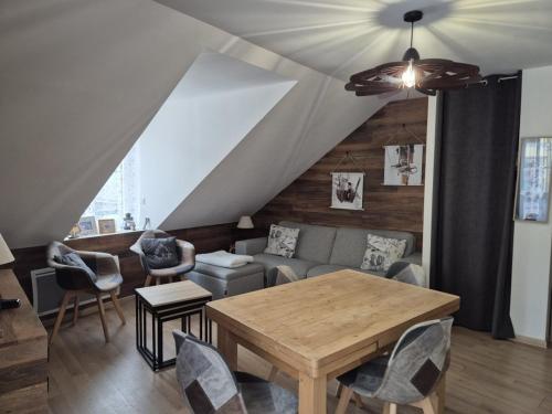 un salon avec un canapé et une table dans l'établissement Charmant T3 près des thermes, 6 pers - FR-1-234-288, à Cauterets