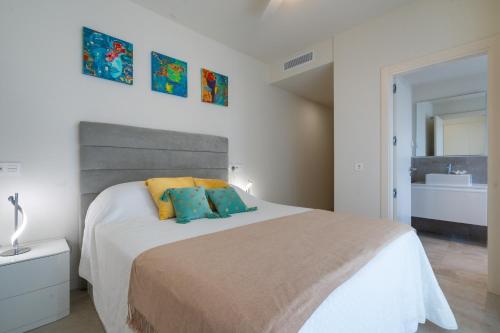 En eller flere senge i et værelse på Playa Marina CS263 - La Cala Luxury Apartment