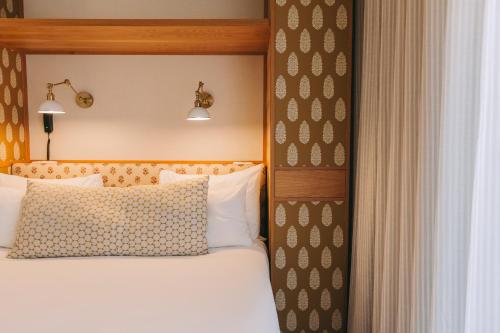 a bedroom with a bed with a wooden headboard at Torel Saboaria in Porto