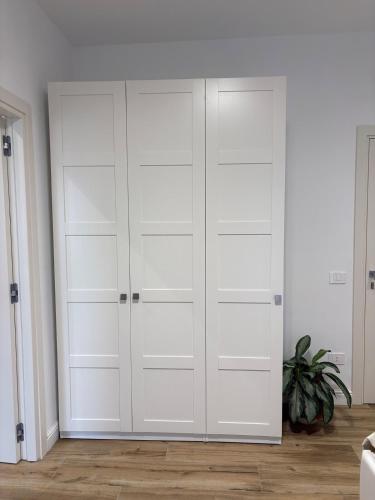 a white closet with white doors in a room at L'Abbraccio di Parthenope in Torre del Greco