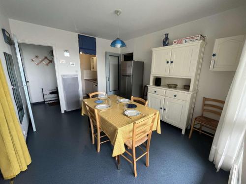 Spacieux T3 idéalement situé près de la plage et des commerces, parking privatif inclus - FR-1-324A-2