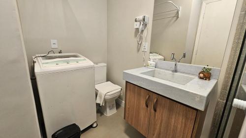 a bathroom with a sink and a toilet at Comfort and Practicality Campinas in Campinas