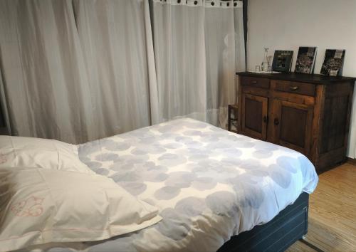Postel nebo postele na pokoji v ubytování Ma chambre en Lozère, independante & patio "Tata Gene"