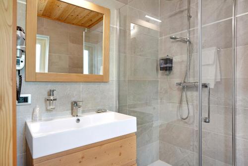 Un baño con lavabo y ducha en Agritur Montibeller Fravort, en Marter di Roncegno