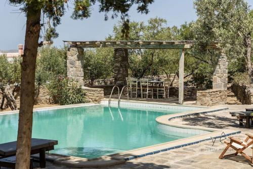 a swimming pool with a pergola and a picnic table at 6BR Villa with Private Pool, 4 Baths & Garden -PADMA in Angairiá