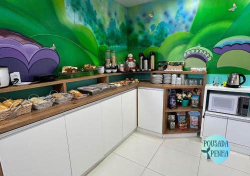 Una cocina o zona de cocina en Pousada Penha Beto Carrero