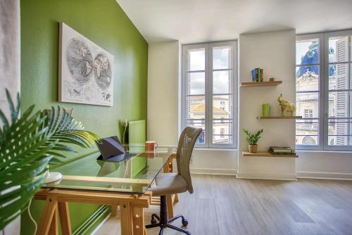 an office with a glass desk and green walls at La suite végétale, spacieuse et hyper centre in Angoulême