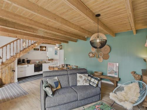 un salon avec un canapé et une cuisine dans l'établissement Maison pour 4 classée 3 étoiles - Terrasse - Guilvinec, au Guilvinec