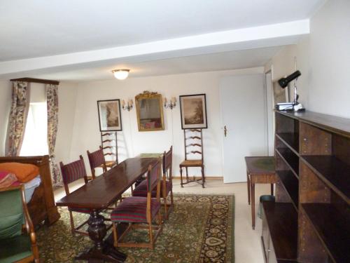 une salle à manger avec une table et des chaises dans l'établissement Roaringtwenties, à La Celle-sous-Gouzon