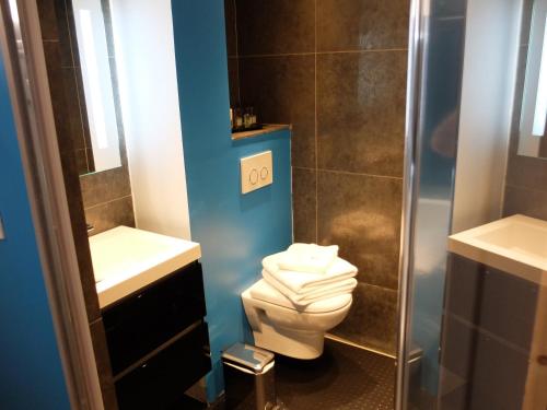 a bathroom with a toilet and a sink at Be Loft B&B Pool & Spa in Avignon