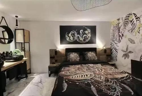 une chambre avec un grand lit et un bureau dans l'établissement Appartement charmant à Pignans - 46 m² avec jacuzzi, à Pignans