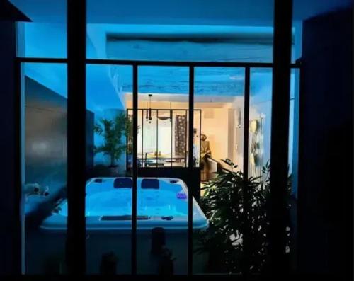 - une vue sur la piscine depuis la fenêtre la nuit dans l'établissement Appartement charmant à Pignans - 46 m² avec jacuzzi, à Pignans