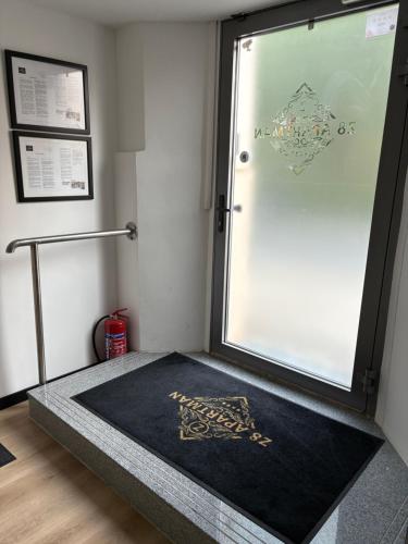 a room with a door and a yoga mat at Z8 Prémium Apartman in Kaposvár