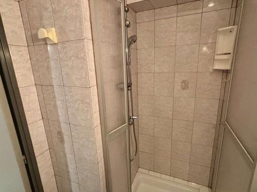 une salle de bain avec douche et toilettes dans l'établissement Studio cabine 4 pers, piscine, parking privé, proche plage - Argelès-sur-Mer - FR-1-225-602, à Argelès-sur-Mer