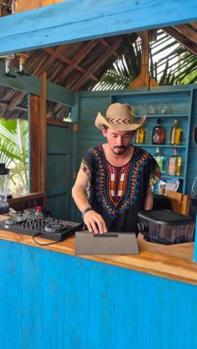 Tetamu yang menginap di Bob Marley Beach