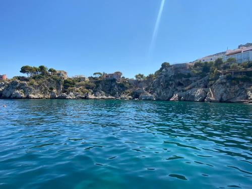 een uitzicht op het water vanaf een boot in de oceaan bij Casa Julia in Palermo