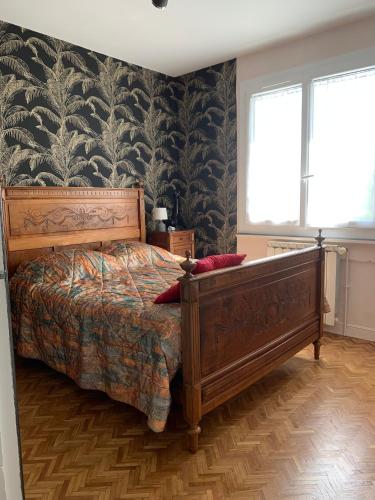 une chambre avec un lit et une peinture murale dans l'établissement Maison de campagne au calme avec piscine, à Labruguière