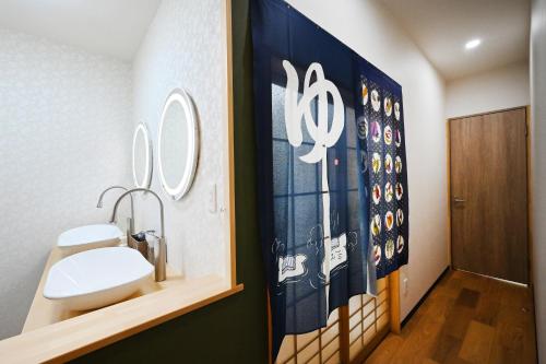 Koupelna v ubytování 峠のお宿 巧の実家 Magome Guest House, Along the Nakasendo Trail