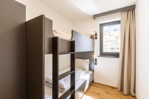 Postel nebo postele na pokoji v ubytování Zugspitz Suites Lermoos by ALPS RESORTS