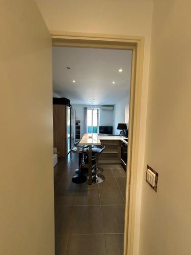 - une cuisine avec une table au milieu d'une pièce dans l'établissement Castellaret, à Beausoleil