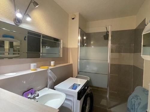 une salle de bain avec un lavabo, des toilettes et une douche dans l'établissement F2 avec balcon, parking et équipements complets à Amélie-les-Bains-Palalda - FR-1-703-176, à Amélie-les-Bains-Palalda