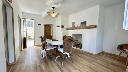 une salle à manger avec une table et des chaises dans l'établissement La Petite Maison – Charme & confort à deux pas de la mer, au Crotoy