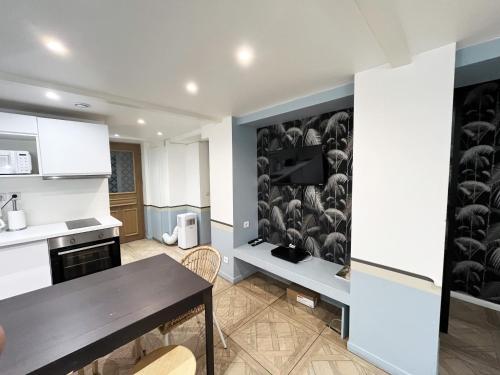une cuisine avec une table et une salle à manger dans l'établissement Urban Flat 86 - Charming Paris Central Flat, à Paris