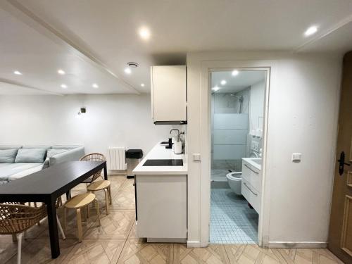 une cuisine et un salon avec une table et une salle à manger dans l'établissement Urban Flat 86 - Charming Paris Central Flat, à Paris