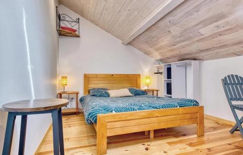 sypialnia z łóżkiem, stołem i krzesłem w obiekcie Maison confortable à Les Lèches avec jardin et terrasse w mieście Les Lèches
