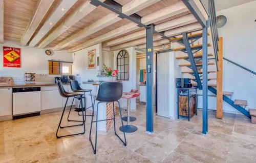 une cuisine avec un escalier en colimaçon, une table et des chaises dans l'établissement Maison confortable à Les Lèches avec jardin et terrasse, à Les Lèches