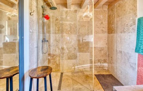 łazienka z 2 stołkami i prysznicem w obiekcie Maison confortable à Les Lèches avec jardin et terrasse w mieście Les Lèches