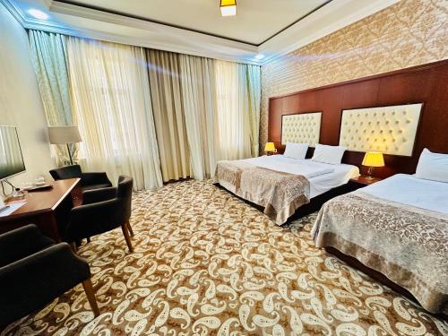 Postel nebo postele na pokoji v ubytování Clover Hotel
