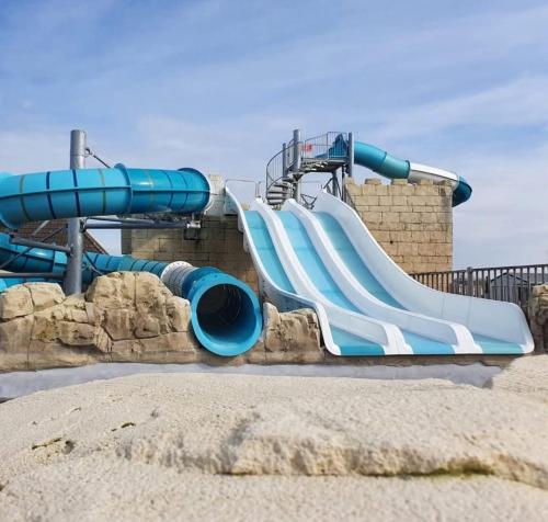 un toboggan aquatique dans un parc aquatique dans l'établissement Mobil-home 6 personnes - 3 chambres, à Saint-Arnoult