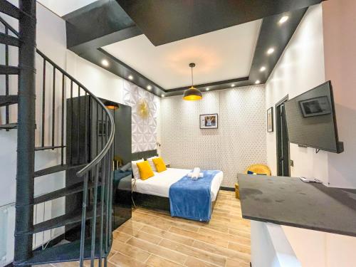 - une chambre avec un lit et un escalier dans l'établissement Urban Flat 160 - Fashion week Paris Central flat, à Paris