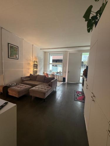 uma sala de estar com um sofá e uma mesa em LOFT by Messe Basel with a Garden and 24h Service em Basileia