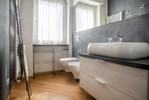 a bathroom with a sink and a toilet at Elegante Bilocale in Zona Tortona in Milan